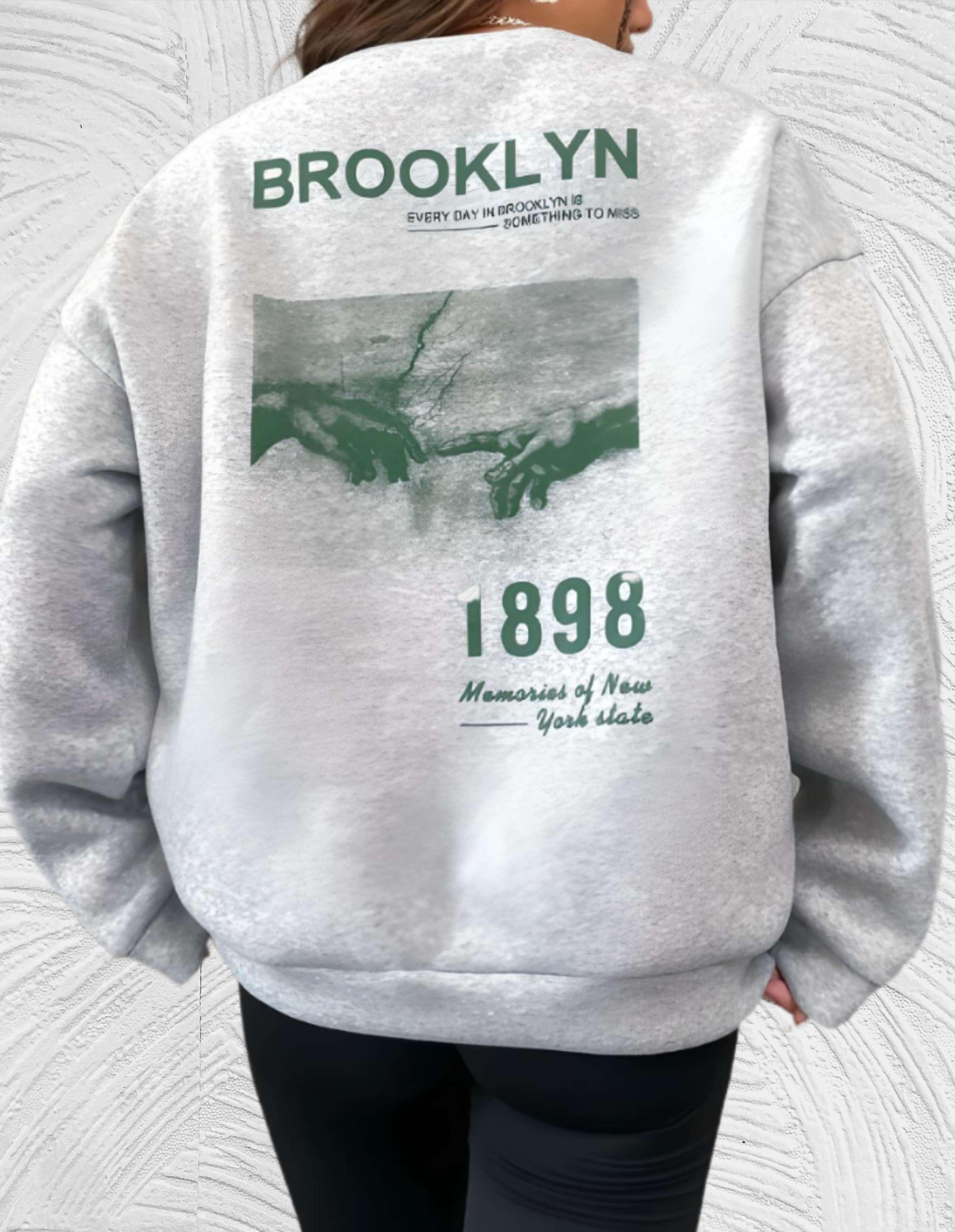 Sheryll - Oversized trui met ronde hals eenvoudige voorkant met Brooklyn 1898 statement en foto ontwerp aan de achterkant - Miller-Mode